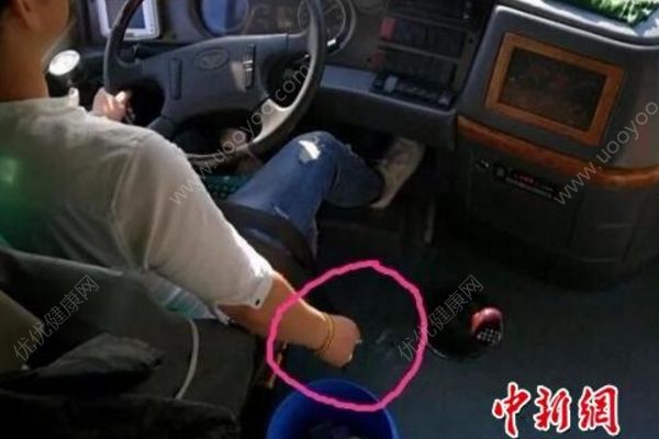 乘客劝阻大巴司机抽烟遭狂怼:疲倦时抽根烟怎么了(1)