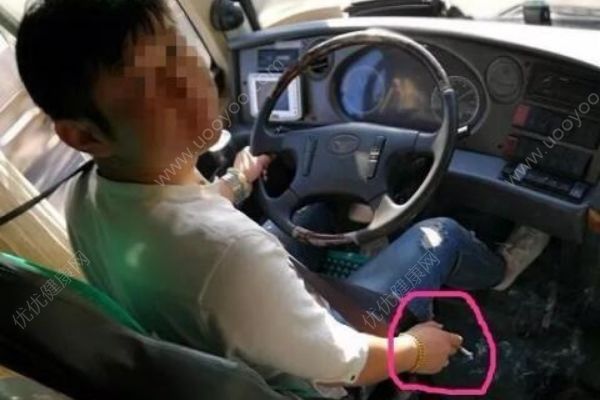乘客劝阻大巴司机抽烟遭狂怼:疲倦时抽根烟怎么了(2)